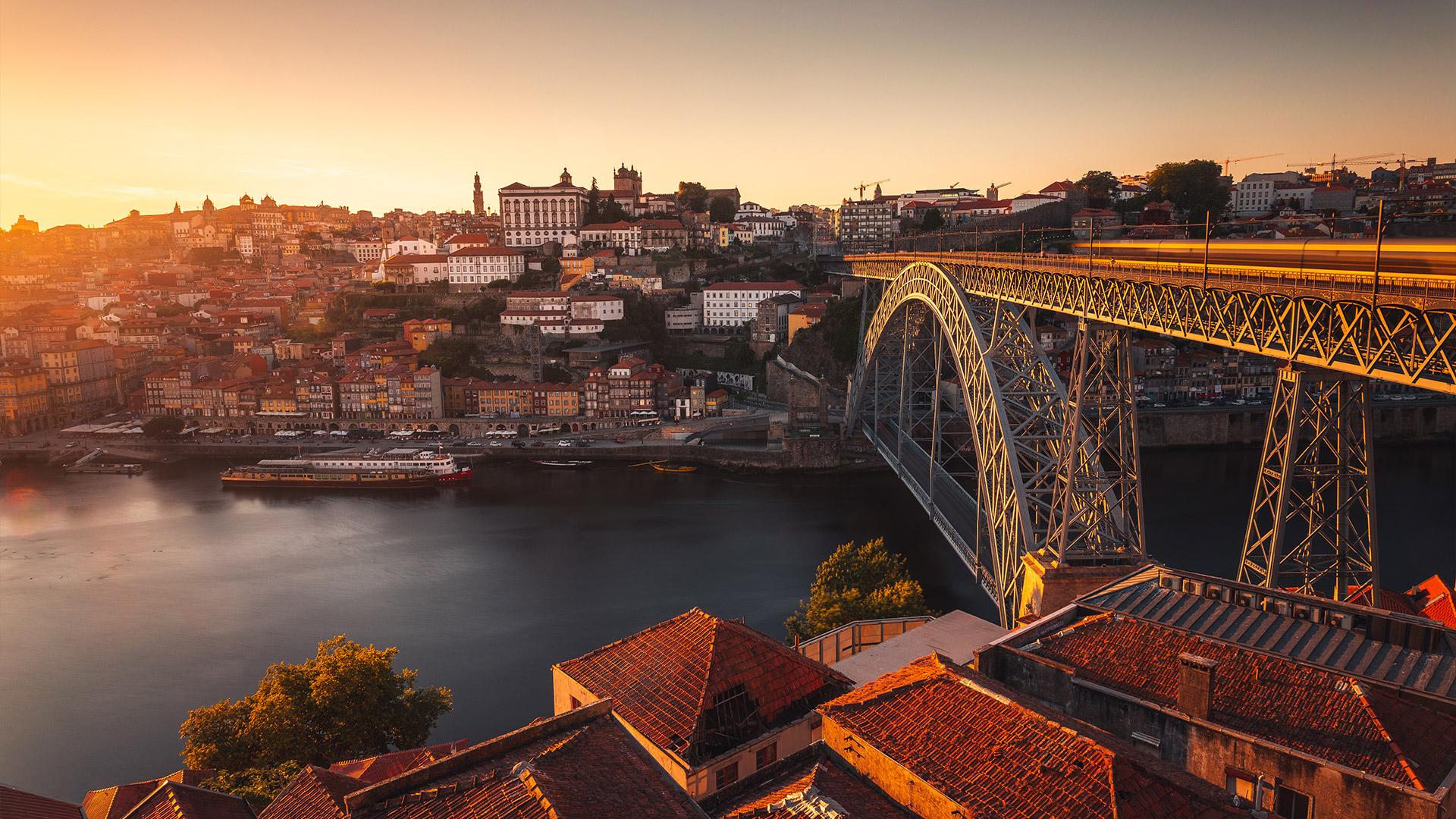 Vista aérea da cidade do Porto com a Ponte Dom Luís I e o rio Douro